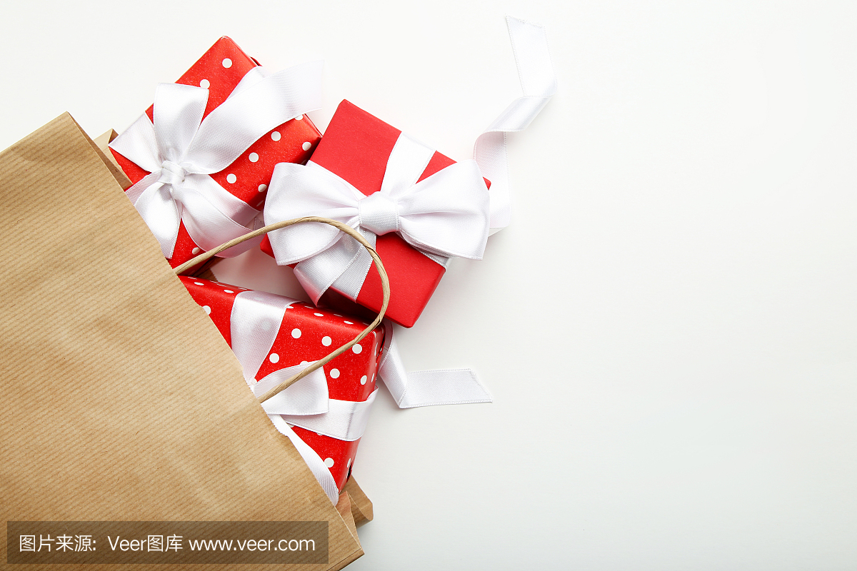 購物袋與禮品盒在灰色背景