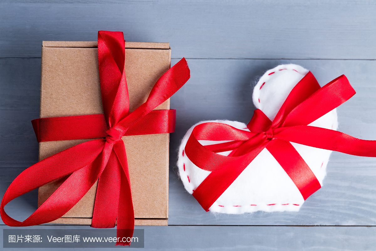 白心配紅絲帶,情人節(jié)禮物。