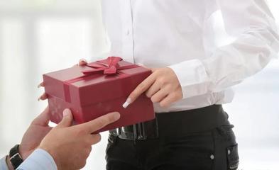 被領(lǐng)導(dǎo)提拔后,不要急著送禮,聰明人會(huì)用這3種方式表達(dá)感謝