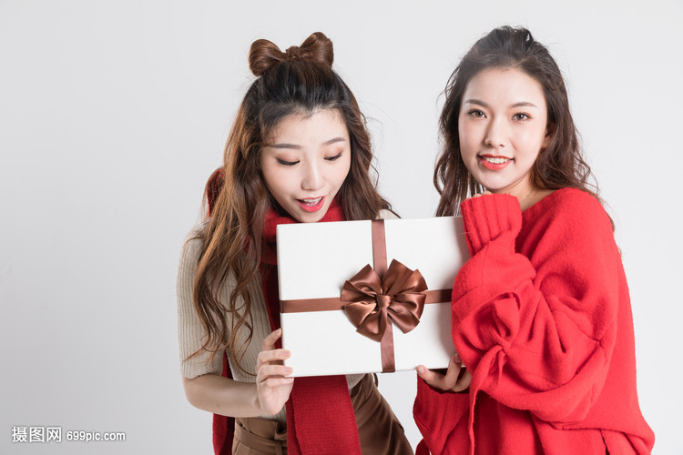 閨蜜互送禮物拿著禮物
