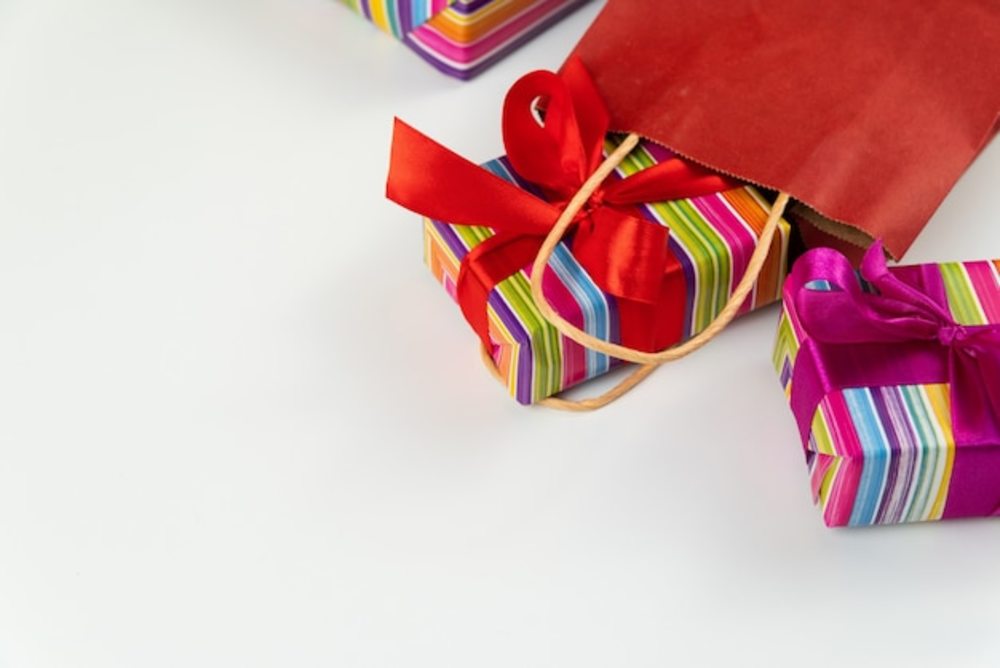 從紙袋里出來(lái)的五顏六色的禮物